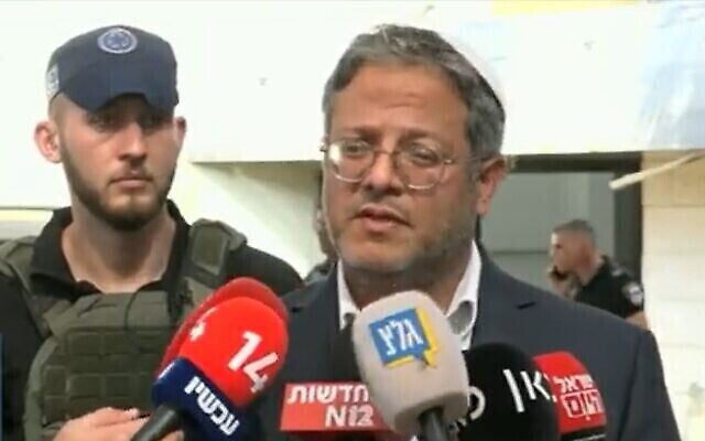 وزير الأمن القومي إيتمار بن غفير يتحدث خلال جولة في سديروت، 11 أكتوبر، 2023. (Screenshot: X; used in accordance with Clause 27a of the Copyright Law)