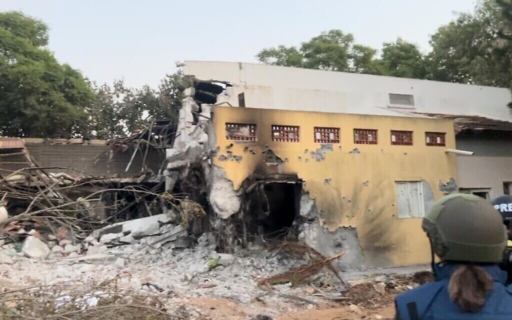 منزل محترق في كيبوتس بئيري بعد الهجوم الدامي الذي شنته حركة حماس، 11 أكتوبر، 2023. (Lazar Berman/The Times of Israel) منزل محترق في كيبوتس بئيري بعد الهجوم الدامي الذي شنته حركة حماس، 11 أكتوبر، 2023. (Lazar Berman/The Times of Israel)
