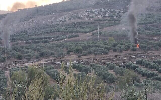 صورة قدمتها منظمة “يش دين”، يُزعم أنها لممتلكات فلسطينية تم إضرام النار بها من قبل مستوطنين متطرفين خلال هجوم ضد قاطفي زيتون فلسطينيين خارج قرية بورين في شمال الضفة الغربية، 25 أكتوبر، 2023. (Courtesy Yesh Din) صورة قدمتها منظمة “يش دين”، يُزعم أنها لممتلكات فلسطينية تم إضرام النار بها من قبل مستوطنين متطرفين خلال هجوم ضد قاطفي زيتون فلسطينيين خارج قرية بورين في شمال الضفة الغربية، 25 أكتوبر، 2023. (Courtesy Yesh Din)