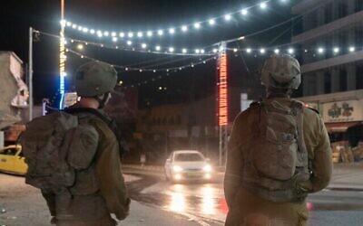 في هذه الصورة التي وزعها لجيش، تظهر قوات إسرائيلية في بلدة حوارة الفلسطينية في شمال الضفة الغربية، 6 أكتوبر، 2023. (Israel Defense Forces)