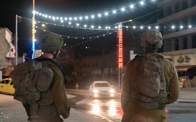 في هذه الصورة التي وزعها لجيش، تظهر قوات إسرائيلية في بلدة حوارة الفلسطينية في شمال الضفة الغربية، 6 أكتوبر، 2023. (Israel Defense Forces)