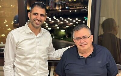 وزير الاتصالات شلومو كرعي (يسار) ورئيس لجنة الاقتصاد في الكنيست دافيد بيتان يصلان إلى السعودية في 2 أكتوبر، 2023. (Communications Ministry)