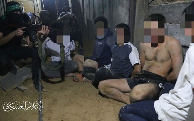 مواطنون أجانب يحتجزهم مسلحو حماس، في صورة لم يتحقق منها تم توزيعها على وسائل التواصل الاجتماعي.