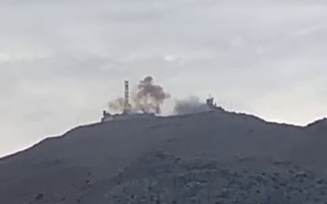 موقع عسكري إسرائيلي في منطقة جبل دوف على الحدود اللبنانية يتعرض لهجوم بقذائف هاون أطلقتها منظمة حزب الله، 8 أكتوبر، 2023. (Screenshot: X)