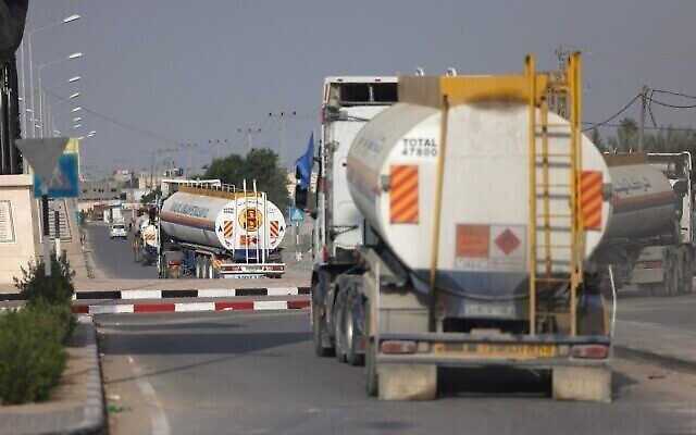 شاحنات محملة بالوقود تدخل قطاع غزة، 22 أكتوبر، 2023. (Mohammed Abed/AFP)