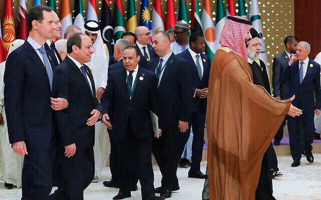 من اليسار إلى اليمين: الرئيس السوري بشار الأسد، ورئيس الوزراء اللبناني نجيب ميقاتي، والرئيس المصري عبد الفتاح السيسي وهم يتبعون ولي العهد السعودي الأمير محمد بن سلمان (في الأمام على اليمين) والرئيس الإيراني إبراهيم رئيسي (في الخلف على اليمين) خلال قمة طارئة لجامعة الدول العربية ومنظمة التعاون الإسلامي في الرياض، 11 نوفمبر، 2023. (Handout / Iranian Presidency / AFP) من اليسار إلى اليمين: الرئيس السوري بشار الأسد، ورئيس الوزراء اللبناني نجيب ميقاتي، والرئيس المصري عبد الفتاح السيسي وهم يتبعون ولي العهد السعودي الأمير محمد بن سلمان (في الأمام على اليمين) والرئيس الإيراني إبراهيم رئيسي (في الخلف على اليمين) خلال قمة طارئة لجامعة الدول العربية ومنظمة التعاون الإسلامي في الرياض، 11 نوفمبر، 2023. (Handout / Iranian Presidency / AFP)