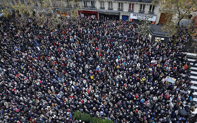 صورة تظهر متظاهرين يسيرون ضد معاداة السامية في أحد شوارع باريس، 12 نوفمبر، 2023. (Geoffroy VAN DER HASSELT / AFP)