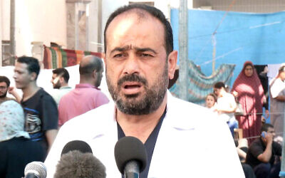 لقطة شاشة من فيديو نشره المكتب الإعلامي لحركة حماس، يظهر فيه الطبيب محمد أبو سلمية، مدير مستشفى الشفاء في مدينة غزة، خلال مؤتمر صحفي حول تداعيات نقص الوقود على المستشفى، 1 نوفمبر 2023. (AFP Photo/HO/Hamas Media Office)