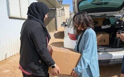 أرشيف: نشطاء يعملون معًا في مركز عمليات عربي يهودي مشترك في رهط لمساعدة الإسرائيليين المتضررين من الحرب، أكتوبر 2023. (Social media)
