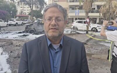 وزير الأمن القومي إيتمار بن غفير يدلي بتصريح للصحافة في أشدود، 31 أكتوبر، 2023. (Video Screenshot, Courtesy Otzma Yehudit)