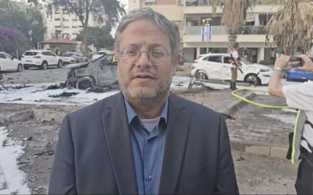 وزير الأمن القومي إيتمار بن غفير يدلي بتصريح للصحافة في أشدود، 31 أكتوبر، 2023. (Video Screenshot, Courtesy Otzma Yehudit)