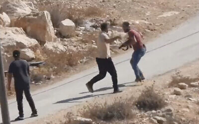 مستوطن إسرائيلي يهاجم ويطلق النار على رجل فلسطيني أعزل من مسافة قريبة خلال حادثة وقعت في قرية التواني الفلسطينية جنوب الخليل، 13 أكتوبر، 2023. (Screenshot courtesy of B'tselem, used in accordance with Clause 27a of the Copyright Law)