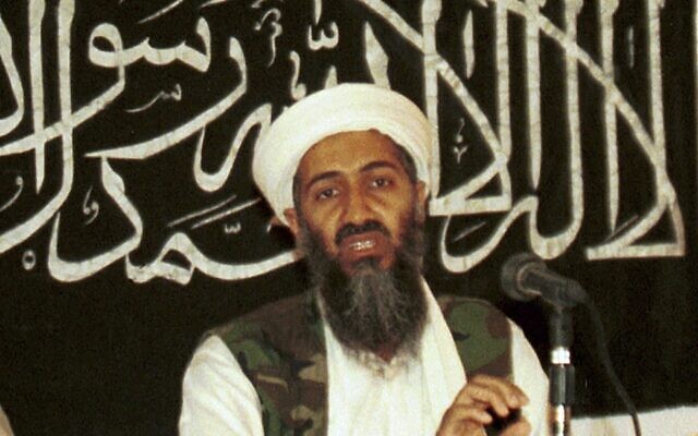 أرشيف: صورة تعود إلى عام 1998 وتم توفيرها في 19 مارس 2004، تظهر أسامة بن لادن في مؤتمر صحفي في خوست، أفغانستان. (AP Photo/Mazhar Ali Khan, File) أرشيف: صورة تعود إلى عام 1998 وتم توفيرها في 19 مارس 2004، تظهر أسامة بن لادن في مؤتمر صحفي في خوست، أفغانستان. (AP Photo/Mazhar Ali Khan, File)