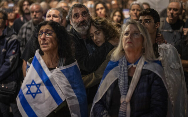 أشخاص يتظاهرون ضد حكومة رئيس الوزراء بنيامين نتنياهو خارج الكنيست في القدس، 7 نوفمبر، 2023. (AP Photo / Bernat Armangue)