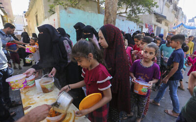فلسطينيون يصطفون للحصول على الطعام في رفح، جنوب قطاع غزة، 8 نوفمبر، 2023. (AP Photo / Hatem Ali)