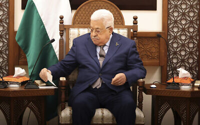 رئيس السلطة الفلسطينية محمود عباس يلتقي برئيس الوزراء الإسباني بيدرو سانشيز ورئيس الوزراء البلجيكي ألكسندر دي كرو في مدينة رام الله بالضفة الغربية، الخميس، 23 نوفمبر، 2023. (Alaa Badarneh/Pool via AP)
