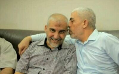 صورة غير مؤرخة للقيادي في حركة حماس أحمد الغندور، على اليسار، مع زعيم الحركة في قطاع غزة، يحيى السنوار. (Used in accordance with Clause 27a of the Copyright Law)