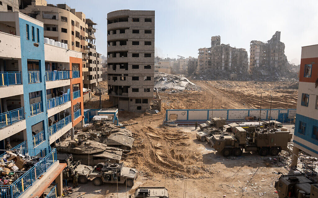 مباني مدمرة والقوات الإسرائيلية في شمال قطاع غزة، 16 نوفمبر، 2023. (Emanuel Fabian/Times of Israel)