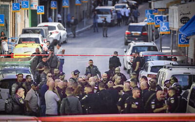 قوات الأمن في موقع هجوم طعن خارج مركز للشرطة بالقرب من البلدة القديمة في القدس، 6 نوفمبر، 2023. (Chaim Goldberg/Flash90)