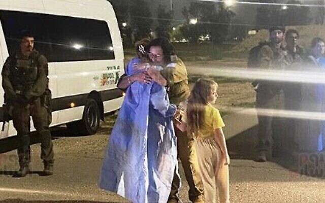 ضابطة في الجيش الإسرائيلي تحتضن دانييل ألوني بعد إطلاق سراحها من أسر حماس في 24 نوفمبر، 2023. (Courtesy) ضابطة في الجيش الإسرائيلي تحتضن دانييل ألوني بعد إطلاق سراحها من أسر حماس في 24 نوفمبر، 2023. (Courtesy)