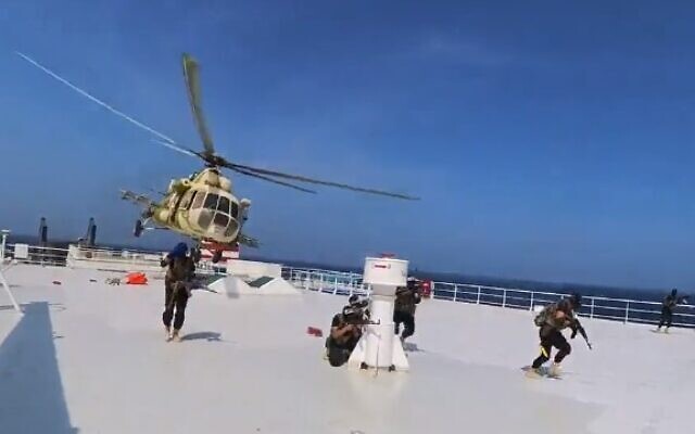 مقطع فيديو نشره الحوثيون المدعومين من إيران في اليمن، يظهر كيف اختطفت الجماعة سفينة شحن مرتبطة بإسرائيل في البحر الأحمر في 20 نوفمبر، 2023. (Screen capture/X) مقطع فيديو نشره الحوثيون المدعومين من إيران في اليمن، يظهر كيف اختطفت الجماعة سفينة شحن مرتبطة بإسرائيل في البحر الأحمر في 20 نوفمبر، 2023. (Screen capture/X)