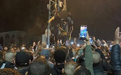 فلسطينيان تم إعدامهما بتهمة التعاون مع إسرائيل وتعليقهما على عمود كهربائي في 24 نوفمبر، 2023.(Social media)