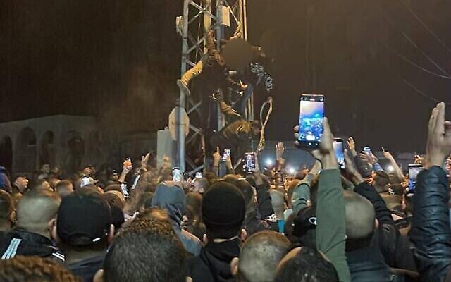 فلسطينيان تم إعدامهما بتهمة التعاون مع إسرائيل وتعليقهما على عمود كهربائي في 24 نوفمبر، 2023.(Social media) فلسطينيان تم إعدامهما بتهمة التعاون مع إسرائيل وتعليقهما على عمود كهربائي في 24 نوفمبر، 2023.(Social media)