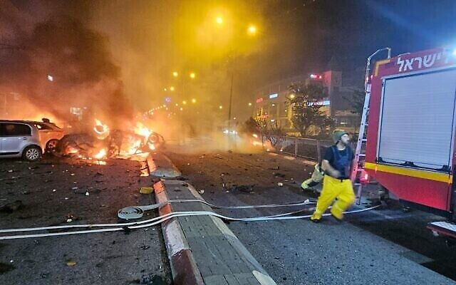 رجال الإطفاء يكافحون النيران في كريات شمونة بعد قيام حركة حماس بإطلاق صواريخ من لبنان. (Fire and Rescue Services)