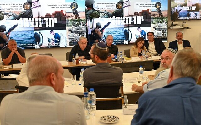رئيس الوزراء بنيامين نتنياهو يلتقي بقادة المستوطنات في 8 نوفمبر، 2023. (Kobi Gideon/GPO)