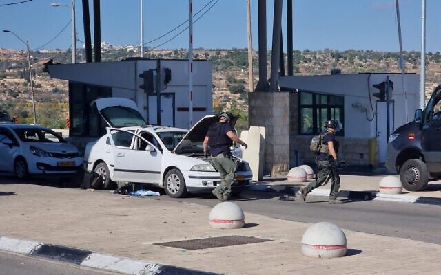 موقع هجوم إطلاق نار عند حاجز في الضفة الغربية جنوب القدس، 16 نوفمبر، 2023. (Israel Police) موقع هجوم إطلاق نار عند حاجز في الضفة الغربية جنوب القدس، 16 نوفمبر، 2023. (Israel Police)