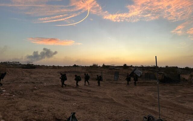 جنود إسرائيليون يعملون داخل قطاع غزة، 1 نوفمبر، 2023. (Israel Defense Forces)