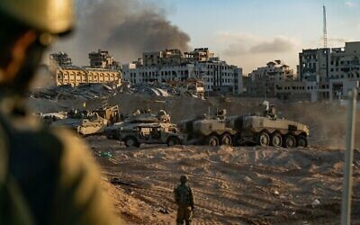 جنود إسرائيليون في قطاع غزة في صورة تم توزيعها في 18 نوفمبر، 2023. (Israel Defense Forces)