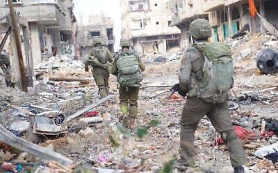 جنود إسرائيليون في قطاع غزة في صورة تم توزيعها في 18 نوفمبر، 2023. (Israel Defense Forces)