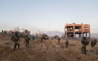 قوات الجيش الإسرائيلي تعمل داخل غزة خلال العملية البرية الجارية ضد حماس، 21 نوفمبر، 2023. (IDF Spokesman)