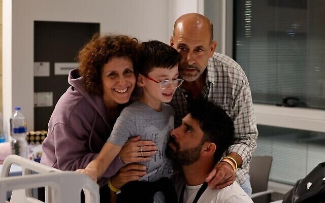 أوهاد موندر يلتقي بوالده وشقيقه بعد إطلاق سراحه من غزة، 25 نوفمبر، 2023. (Schneider Children's Hospital)