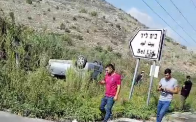 السيارة المقلوبة لسائق إسرائيلي بعد تعرضه لإطلاق النار في هجوم وقع في الضفة الغربية في 2 نوفمبر، 2023. ((Screencapture: used in accordance with Clause 27a of the Copyright Law)