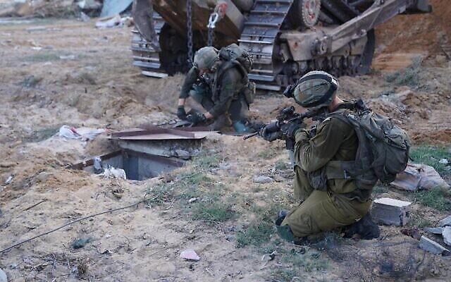 جنود يحرسون مدخل نفق تابع لحركة حماس في قطاع غزة، في صورة تم نشرها في 9 نوفمبر، 2023. (Israel Defense Forces) جنود يحرسون مدخل نفق تابع لحركة حماس في قطاع غزة، في صورة تم نشرها في 9 نوفمبر، 2023. (Israel Defense Forces)