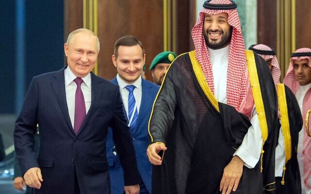 ولي العهد السعودي الأمير محمد بن سلمان (يمين) يسير مع الرئيس الروسي فلاديمير بوتين خلال حفل استقبال في العاصمة الرياض في 6 ديسمبر 2023. (SPA / AFP) ولي العهد السعودي الأمير محمد بن سلمان (يمين) يسير مع الرئيس الروسي فلاديمير بوتين خلال حفل استقبال في العاصمة الرياض في 6 ديسمبر 2023. (SPA / AFP)
