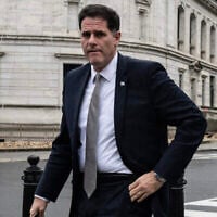 وزير الشؤون الاستراتيجية رون ديرمر يدخل إلى مبنى المكتب التنفيذي بجوار البيت الأبيض في واشنطن العاصمة في 26 ديسمبر، 2023. (Andrew Caballero-Reynolds / AFP)