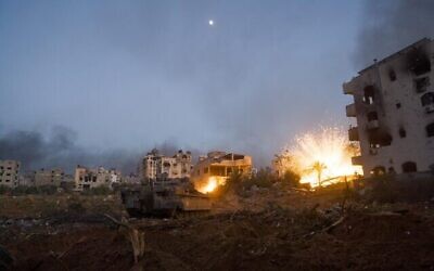 قوات الجيش الإسرائيلي العاملة في قطاع غزة في صورة تم نشرها للنشر في 3 ديسمبر، 2023. (Israel Defense Forces)