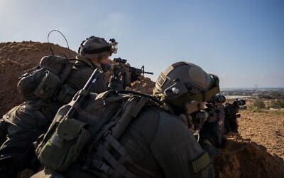 صورة وزعها الجيش الإسرائيلي في 8 ديسمبر 2023 تظهر جنود إسرائيليين في قطاع غزة. (IDF)