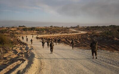 جنود إسرائيليون يعملون في قطاع غزة، في صورة نشرها الجيش في 5 ديسمبر، 2023. (IDF)