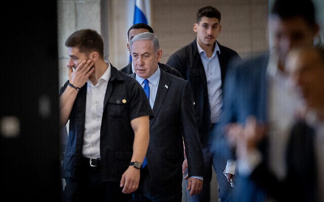 رئيس الوزراء بنيامين نتنياهو يصل لحضور اجتماع لحزب الليكود في الكنيست، 3 ديسمبر، 2023. (Yonatan Sindel/Flash90) رئيس الوزراء بنيامين نتنياهو يصل لحضور اجتماع لحزب الليكود في الكنيست، 3 ديسمبر، 2023. (Yonatan Sindel/Flash90)