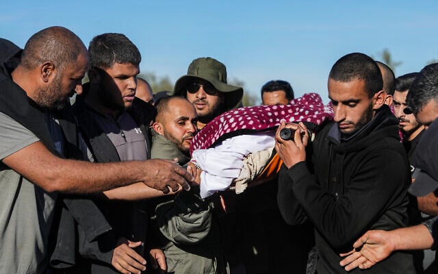 عائلة وأصدقاء سامر الطلالقة يشيعون جثمانه في جنوب إسرائيل، في 16 ديسمبر، 2023، بعد أن قتل بطريق الخطأ برصاص قوات الجيش الإسرائيلي في غزة حيث كان محتجزا كرهينة. (Flash90) عائلة وأصدقاء سامر الطلالقة يشيعون جثمانه في جنوب إسرائيل، في 16 ديسمبر، 2023، بعد أن قتل بطريق الخطأ برصاص قوات الجيش الإسرائيلي في غزة حيث كان محتجزا كرهينة. (Flash90)