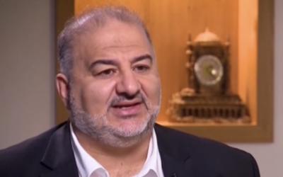 رئيس حزب "القائمة العربية الموحدة" منصور عباس يدلي بمقابلة للإعلامي وولف بليتزر على شبكة CNN في 30 نوفمبر، 2023. (Screenshot: CNN, used in accordance with Clause 27a of the Copyright Law)