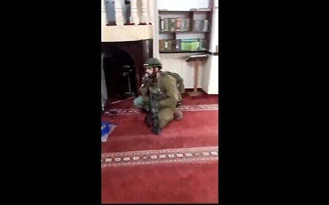 جندي إسرائيلي يؤدي نشيدا يهوديا في مكبر الصوت في أحد مساجد جنين بالضفة الغربية، 14 ديسمبر، 2023. (X video screenshot: used in accordance with Clause 27a of the Copyright Law) جندي إسرائيلي يؤدي نشيدا يهوديا في مكبر الصوت في أحد مساجد جنين بالضفة الغربية، 14 ديسمبر، 2023. (X video screenshot: used in accordance with Clause 27a of the Copyright Law)