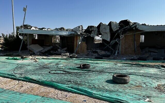 مدرسة مدمرة في قرية خربة زنوتا الفلسطينية المهجورة. تم تمويل المدرسة جزئيا من قبل الاتحاد الأوروبي ومن حكومات أجنبية أخرى. يأتي هدم المدرسة في أعقاب تهديدات من قبل مستوطنين متطرفين محليين ضد سكان القرية السابقين تحذرهم من العودة، 4 ديسمبر، 2023. (Courtesy Southern Mount Hebron Activists group) مدرسة مدمرة في قرية خربة زنوتا الفلسطينية المهجورة. تم تمويل المدرسة جزئيا من قبل الاتحاد الأوروبي ومن حكومات أجنبية أخرى. يأتي هدم المدرسة في أعقاب تهديدات من قبل مستوطنين متطرفين محليين ضد سكان القرية السابقين تحذرهم من العودة، 4 ديسمبر، 2023. (Courtesy Southern Mount Hebron Activists group)