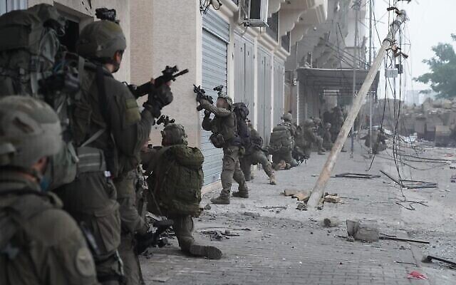قوات الفرقة 98 تعمل في خان يونس بجنوب غزة، في صورة تم نشرها في 6 ديسمبر، 2023. (Israel Defense Forces) قوات الفرقة 98 تعمل في خان يونس بجنوب غزة، في صورة تم نشرها في 6 ديسمبر، 2023. (Israel Defense Forces)