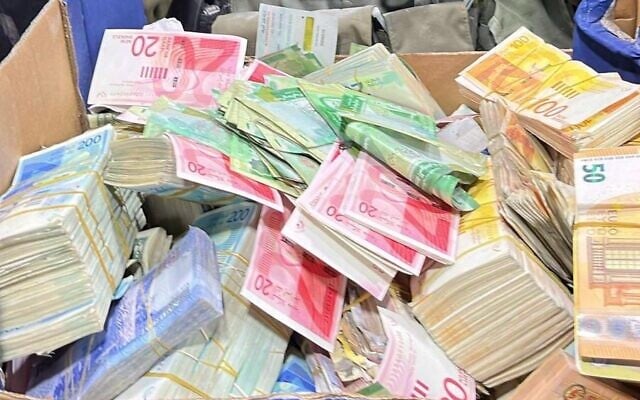 صادرت القوات الإسرائيلية حوالي 10 ملايين شيكل من تسعة فروع للصرافة في الضفة الغربية خلال الليل، بعد مداهمة لشركات تبين أنها تحول أموالا إلى حماس والجهاد الإسلامي، 28 ديسمبر 2023. (IDF) صادرت القوات الإسرائيلية حوالي 10 ملايين شيكل من تسعة فروع للصرافة في الضفة الغربية خلال الليل، بعد مداهمة لشركات تبين أنها تحول أموالا إلى حماس والجهاد الإسلامي، 28 ديسمبر 2023. (IDF)