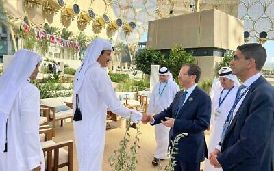 الرئيس الإسرائيلي يتسحاق هرتسوغ (الثالث على اليمين) يصافح أمير قطر تميم بن حمد آل ثاني على هامش قمة COP28 في دبي، 1 ديسمبر 2023 (Courtesy)